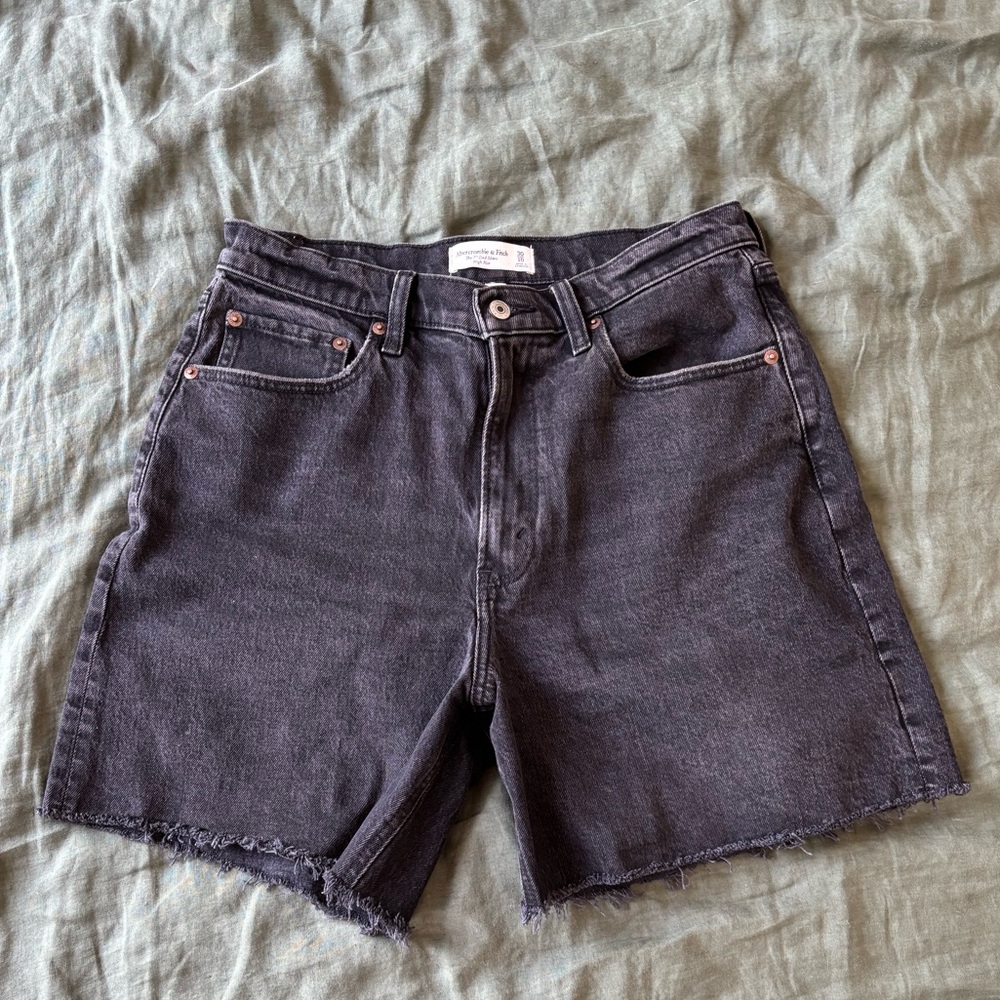 Abercrombie Curve Love | High-rise dad short in black denim